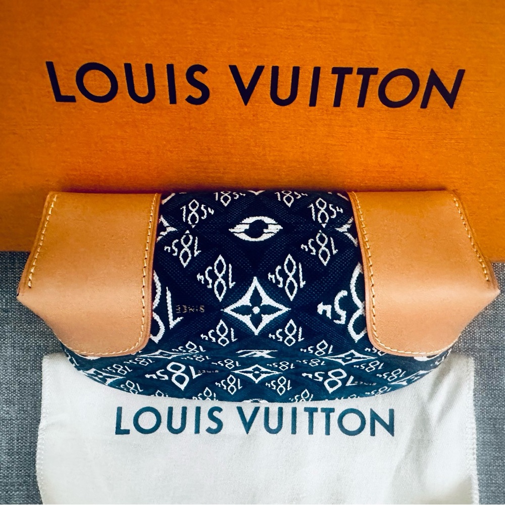 NWT AUTHENTIC LOUIS
VUITTON Pochette Cosmetique 1854 Bleu - Limited Edition - Picture 2 of 12